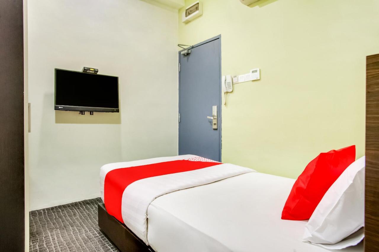 Oyo 89652 P Line Hotel